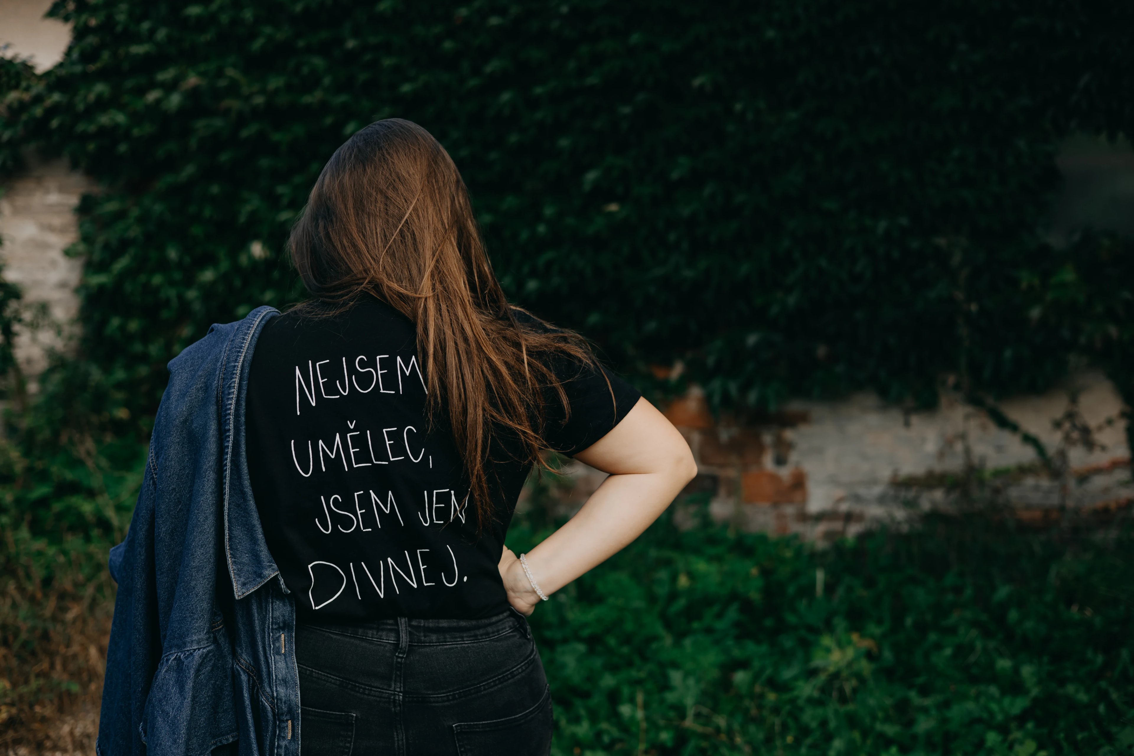 Černé tričko Nejsem umělec, jsem jen divnej – žena, nápis na zádech