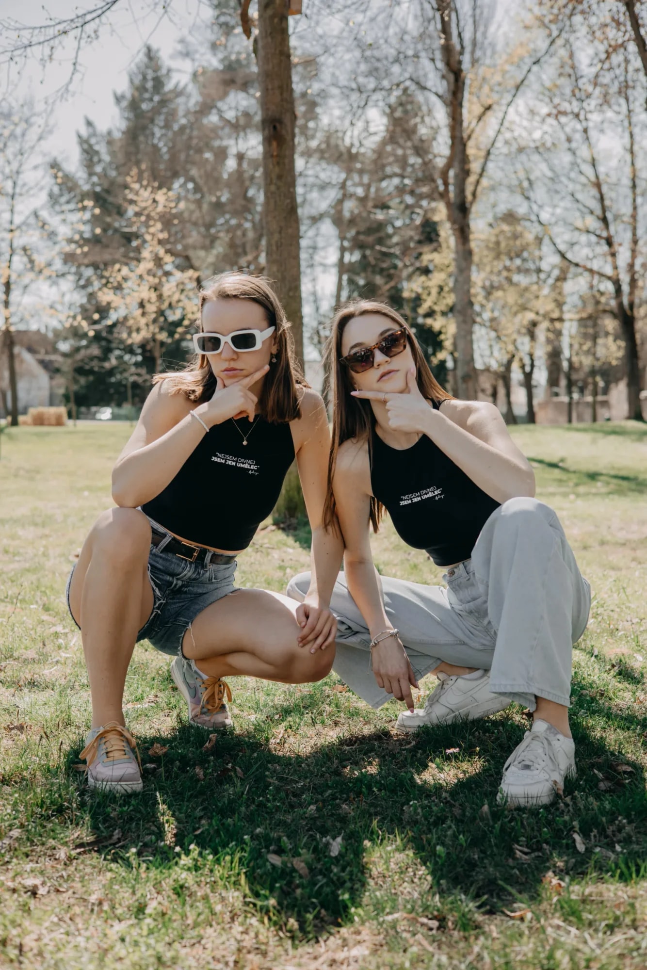Crop top "Nejsem divnej..."