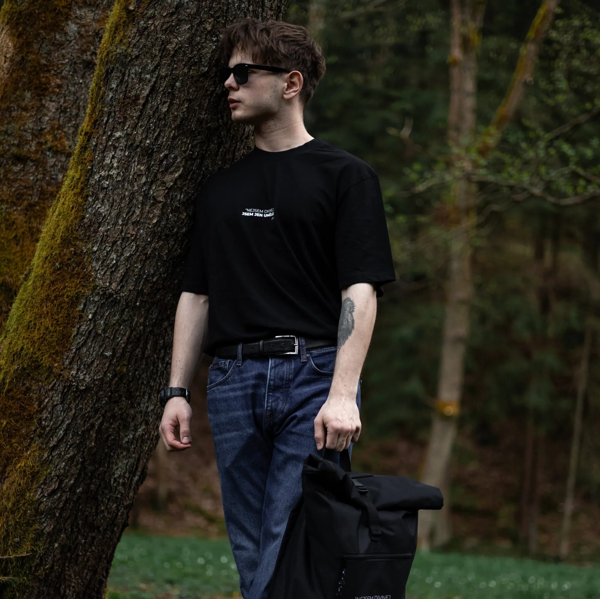 Černé oversize tričko Nejsem divnej v lese