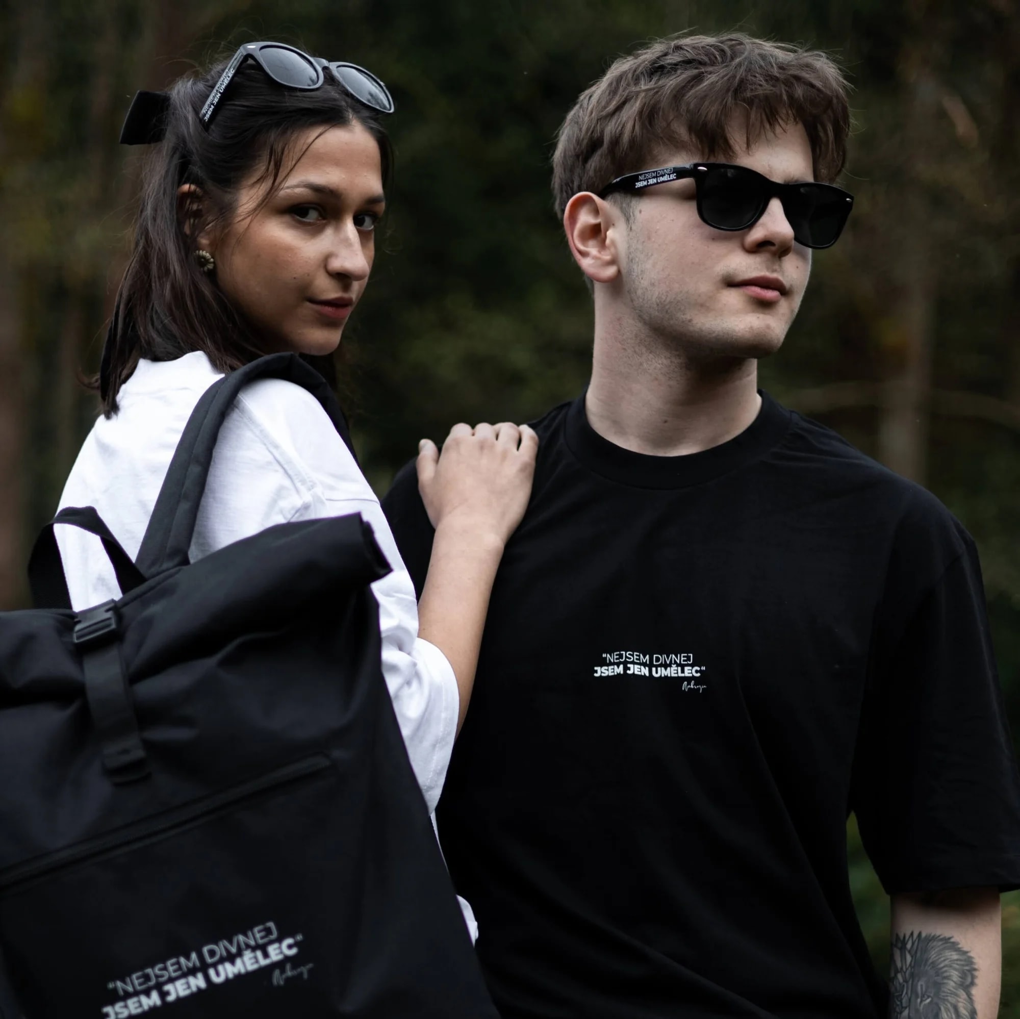 Černé oversize tričko Nejsem divnej na modelovi se slunečními brýlemi