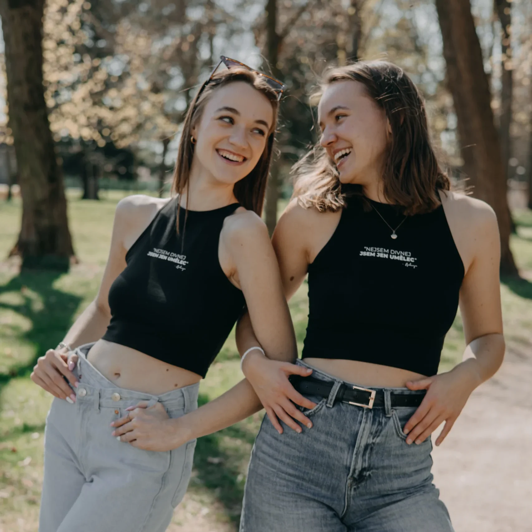 Crop top "Nejsem divnej, jsem jen umělec." Léto 2026